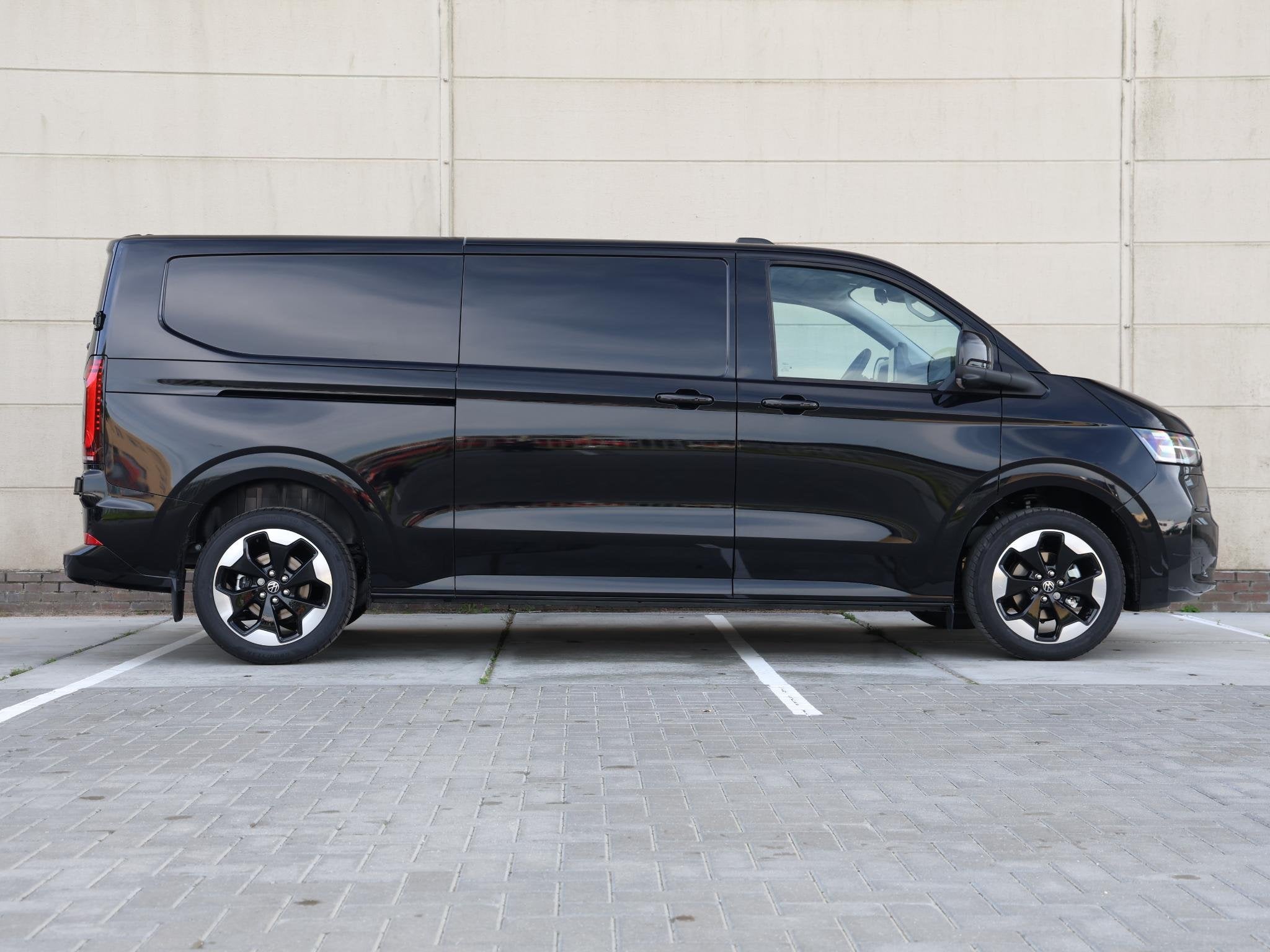 Volkswagen Transporter Bulli L2 2.5 eHybrid 233PK Automaat |, Automaat, 4 cilinders, Volkswagen, Zwart