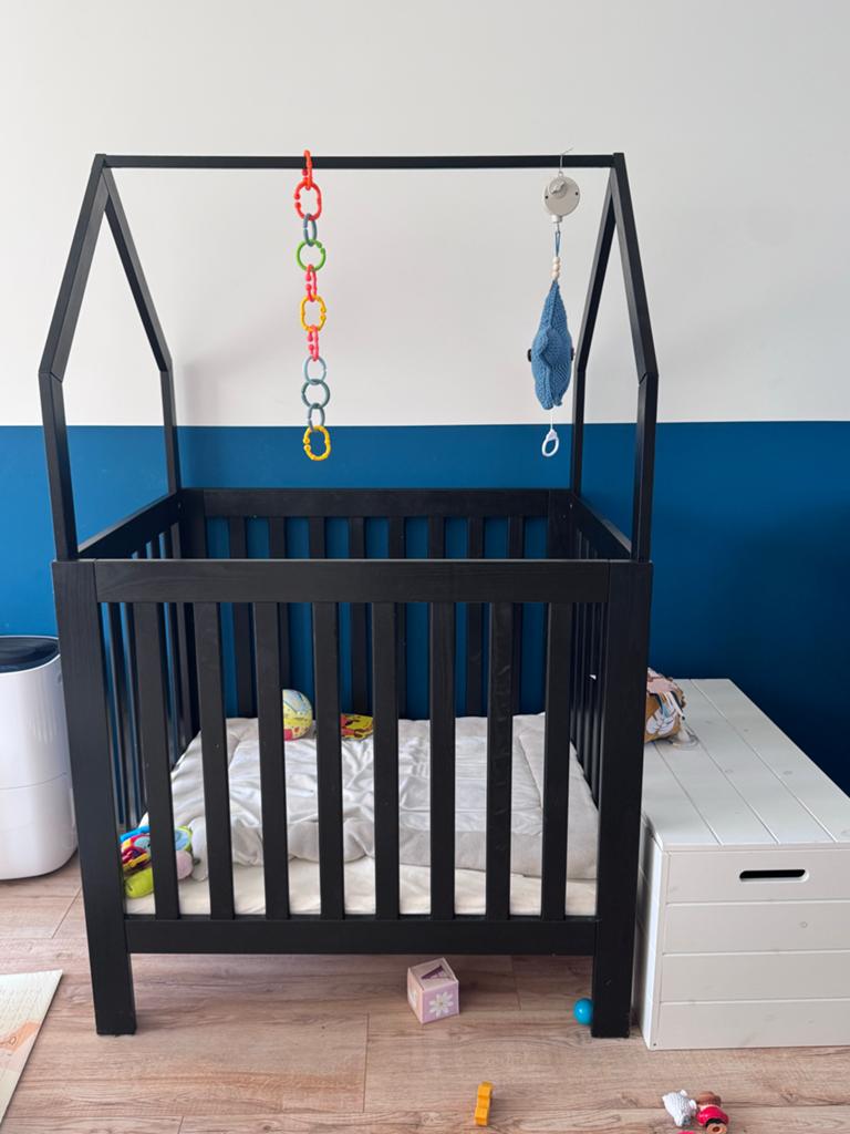 Box Bart - Zwart vurenhout met huisvorm, Kinderen en Baby's, Boxen, Ophalen, Gebruikt, Overige vormen, Boxkleed