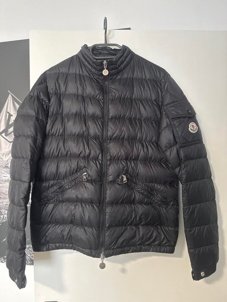 Moncler Agay Zwarte Jas Maat 1 (S) - Zo goed als nieuw, Kleding | Heren, Ophalen of Verzenden, Zo goed als nieuw, Maat 46 (S) of kleiner