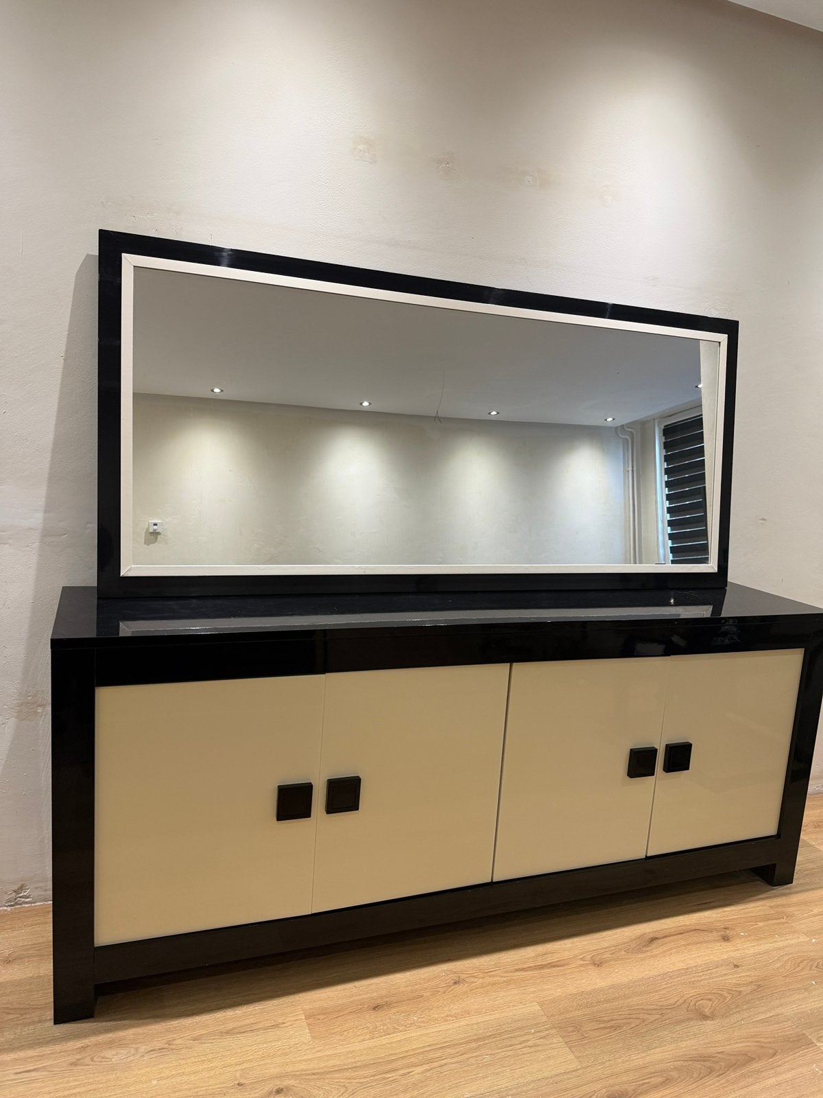 Foto 5 van Dressoir met grote spiegel