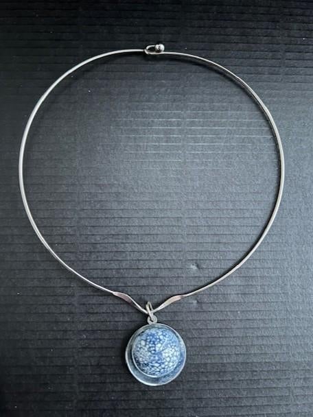 Ebba Jensen modernistische hanger ketting spang neckring, Verzenden, Zo goed als nieuw, Zilver, Overige materialen