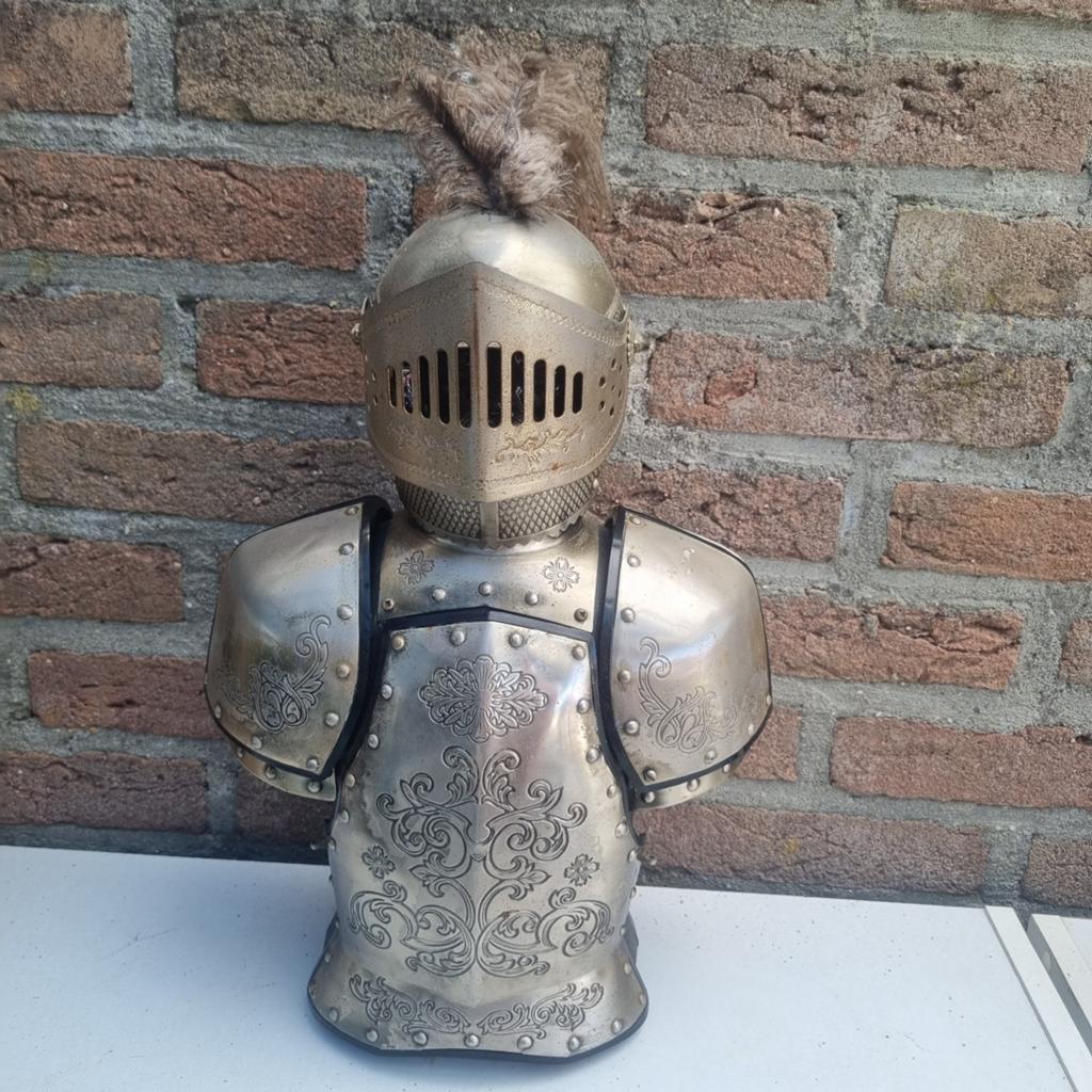Decoratieve ridderbuste met verborgen vakken, Ophalen