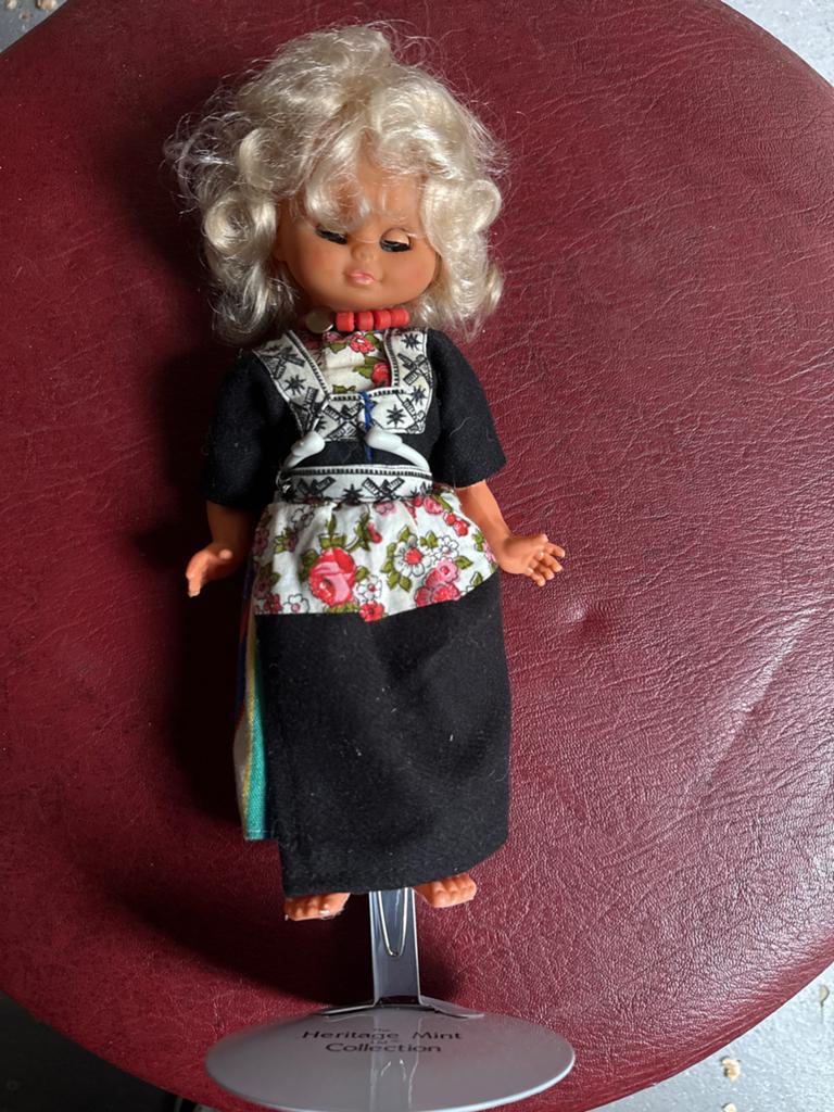 Vintage pop in traditionele klederdracht, Verzamelen, Ophalen of Verzenden, Gebruikt, Pop