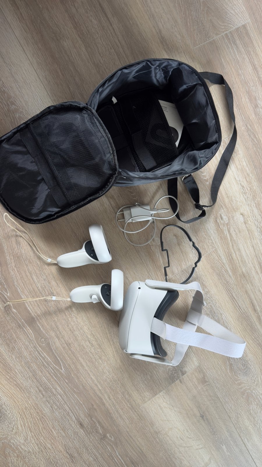 Oculus Quest 2 VR-headset met controllers en tas, Spelcomputers en Games, Virtual Reality, Ophalen of Verzenden, Zo goed als nieuw