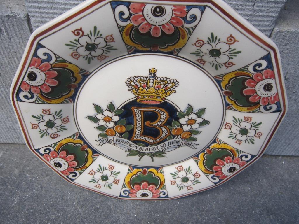 Mooi geschulpt bord 50e verjaardag Beatrix Bord van Vorsten, Ophalen of Verzenden