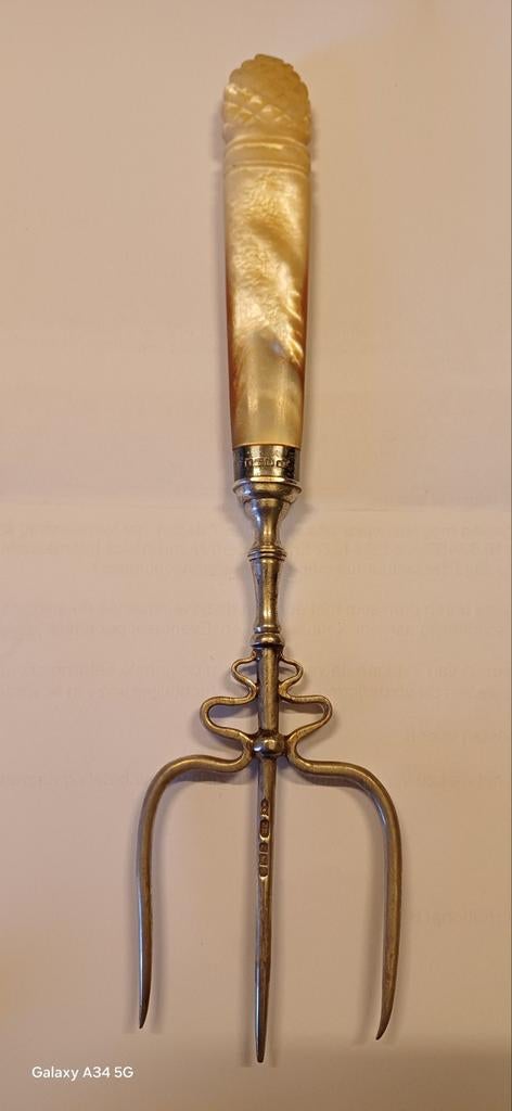 Antieke zilveren vleesvork met parelmoer handvat, Antiek en Kunst, Ophalen of Verzenden