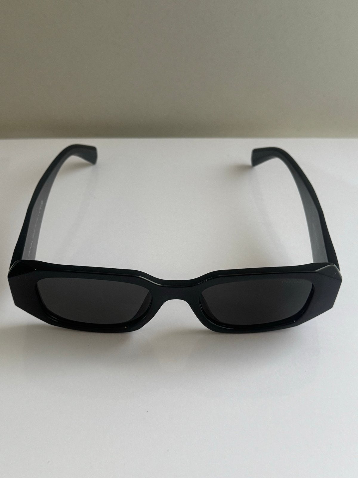 Prada Zonnebril Zwart, Sieraden, Tassen en Uiterlijk, Zonnebrillen en Brillen | Dames, Zonnebril, Prada, Zwart, Nieuw