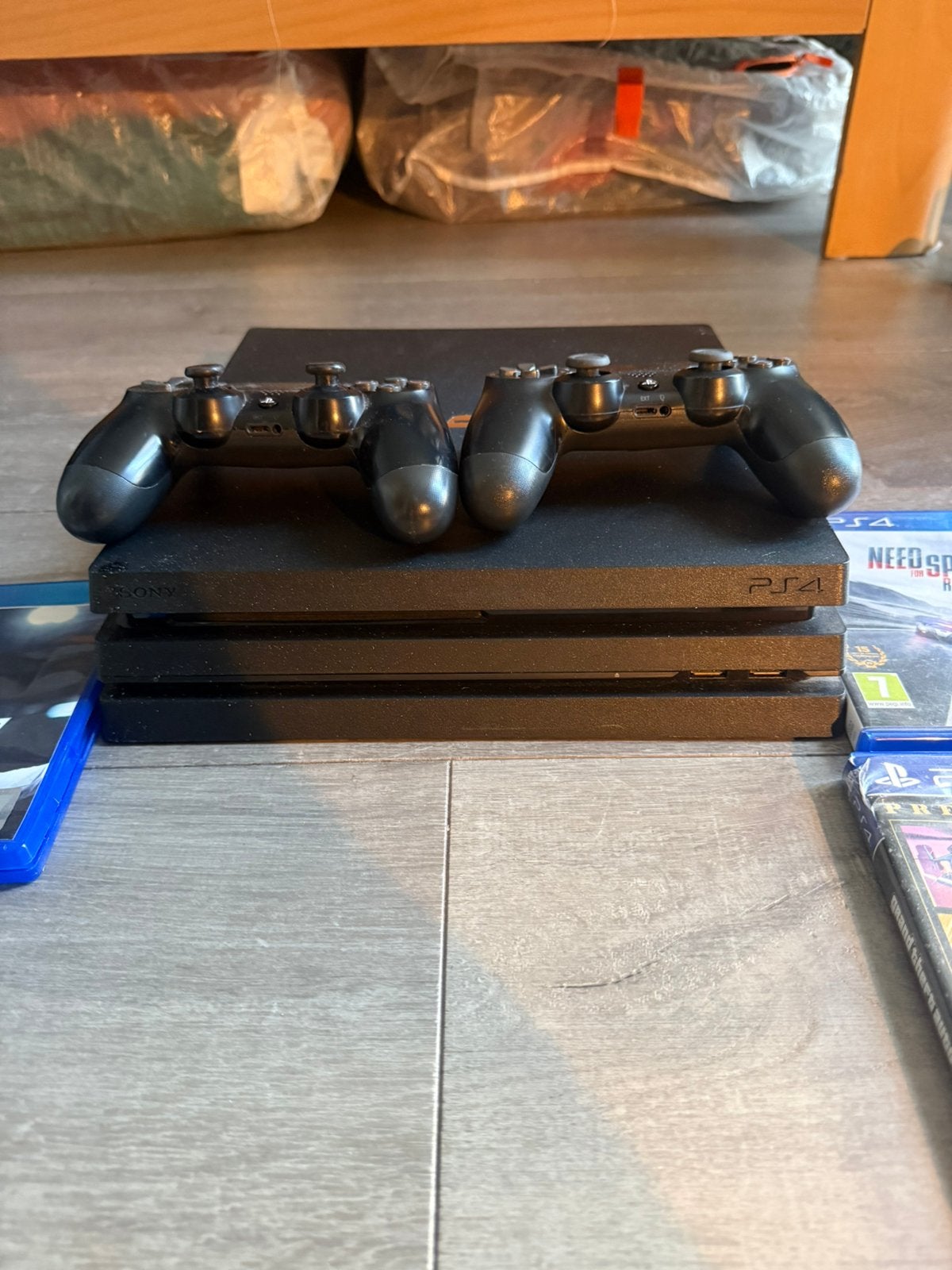 PlayStation 4 pro, Spelcomputers en Games, Ophalen, Met games, Met 2 controllers, Zo goed als nieuw