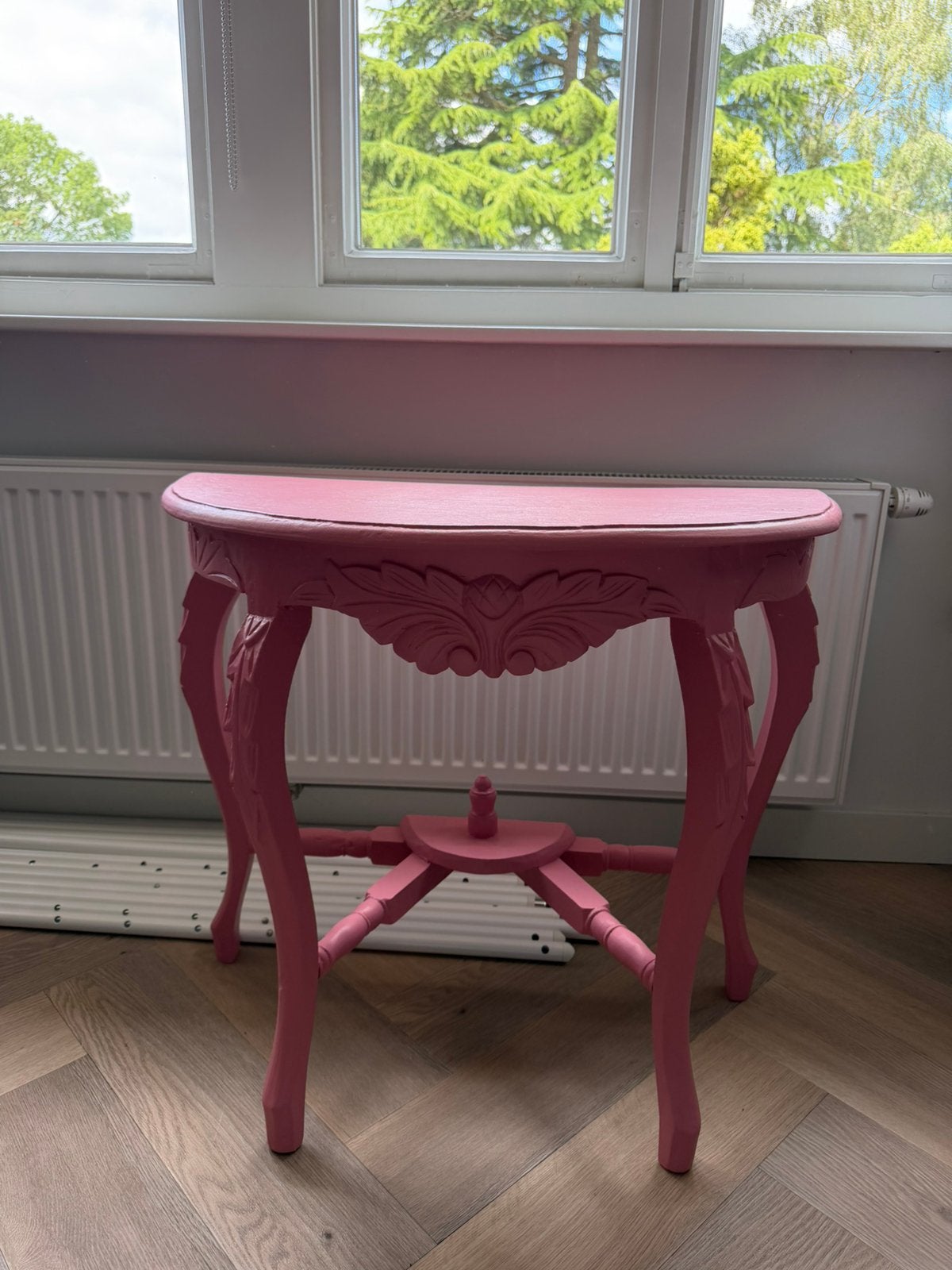 Roze bijzettafel, Ophalen