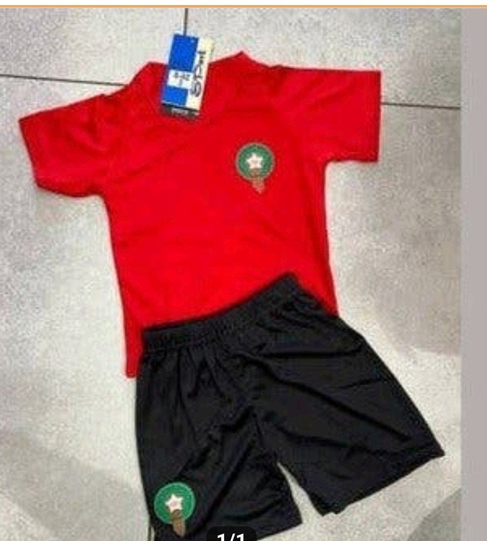 Voetbalsetje Marokko - Rood shirt en zwarte short, Kinderen en Baby's, Kinderkleding | Maat 158, Jongen of Meisje, Nieuw, Ophalen of Verzenden