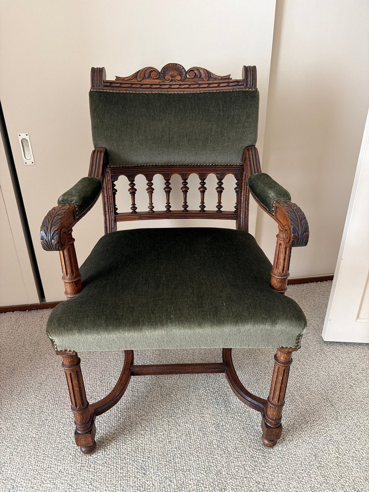 Antieke stoel met groen fluwelen bekleding en houtsnijwerk, Ophalen