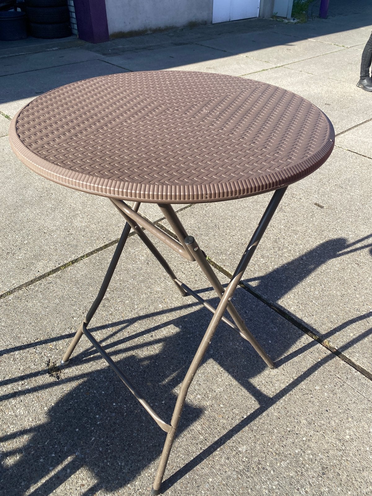 Opvouwbare Hangtafel tuintafel - Bruin kunststof, Ophalen of Verzenden, Gebruikt, Rond, Kunststof