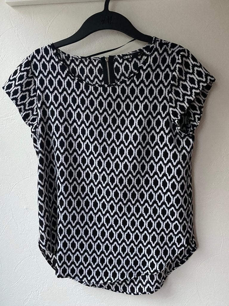 Nieuw zwart wit blouse T-shirt Only maat 34, Only, Zwart, Nieuw, Ophalen of Verzenden