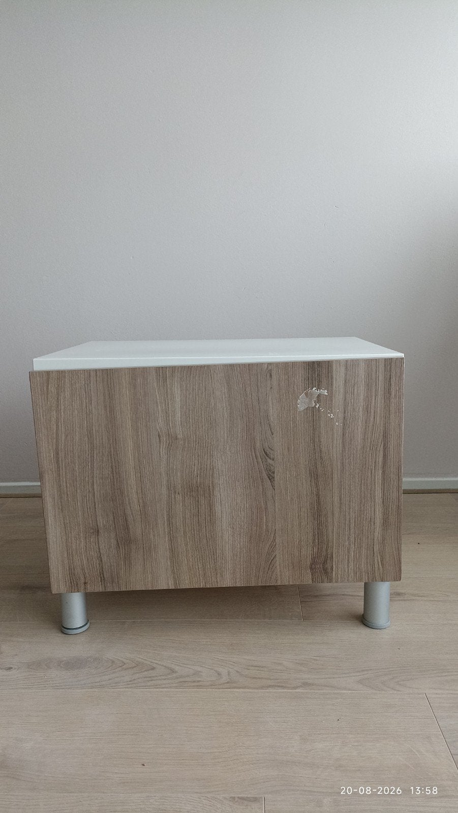Wit nachtkastje/bijzettafel met houten deur, Ophalen, Gebruikt