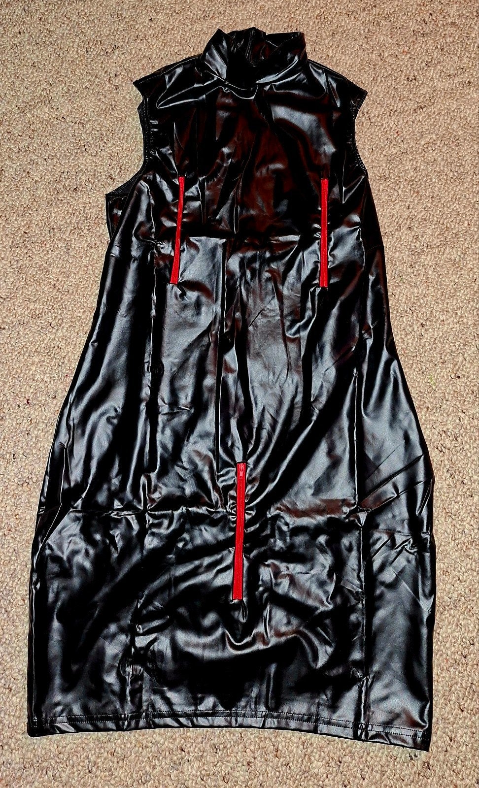 Zwarte Wetlook/mesh Jurk met Rode Ritsen - Maat XL (nieuw), Kleding | Dames, Verzenden, Zo goed als nieuw, Maat 46/48 (XL) of groter