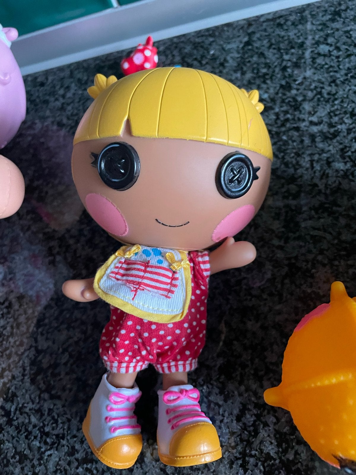 Lalaloopsy pop met rood gestippeld pakje en slabbetje, Ophalen of Verzenden, Gebruikt, Overige typen