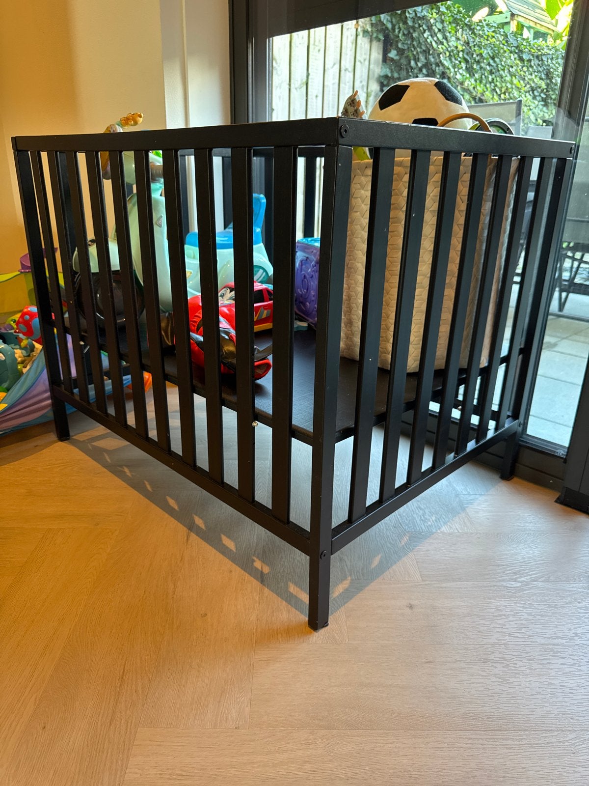 Zwarte box - In hoogte verstelbaar - Snel ophalen!, Kinderen en Baby's, Ophalen, Gebruikt, Vierkant, In hoogte verstelbaar