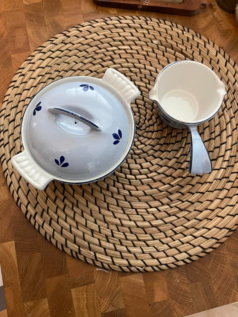 Blauw gietijzeren pannetje plus gietijzeren melkkannetje, Huis en Inrichting, Keuken | Potten en Pannen, Ophalen of Verzenden
