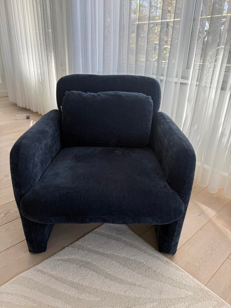 Comfortabele donkerblauwe fauteuil met kussen SKLUM, Ophalen, Zo goed als nieuw, Stof, 75 tot 100 cm
