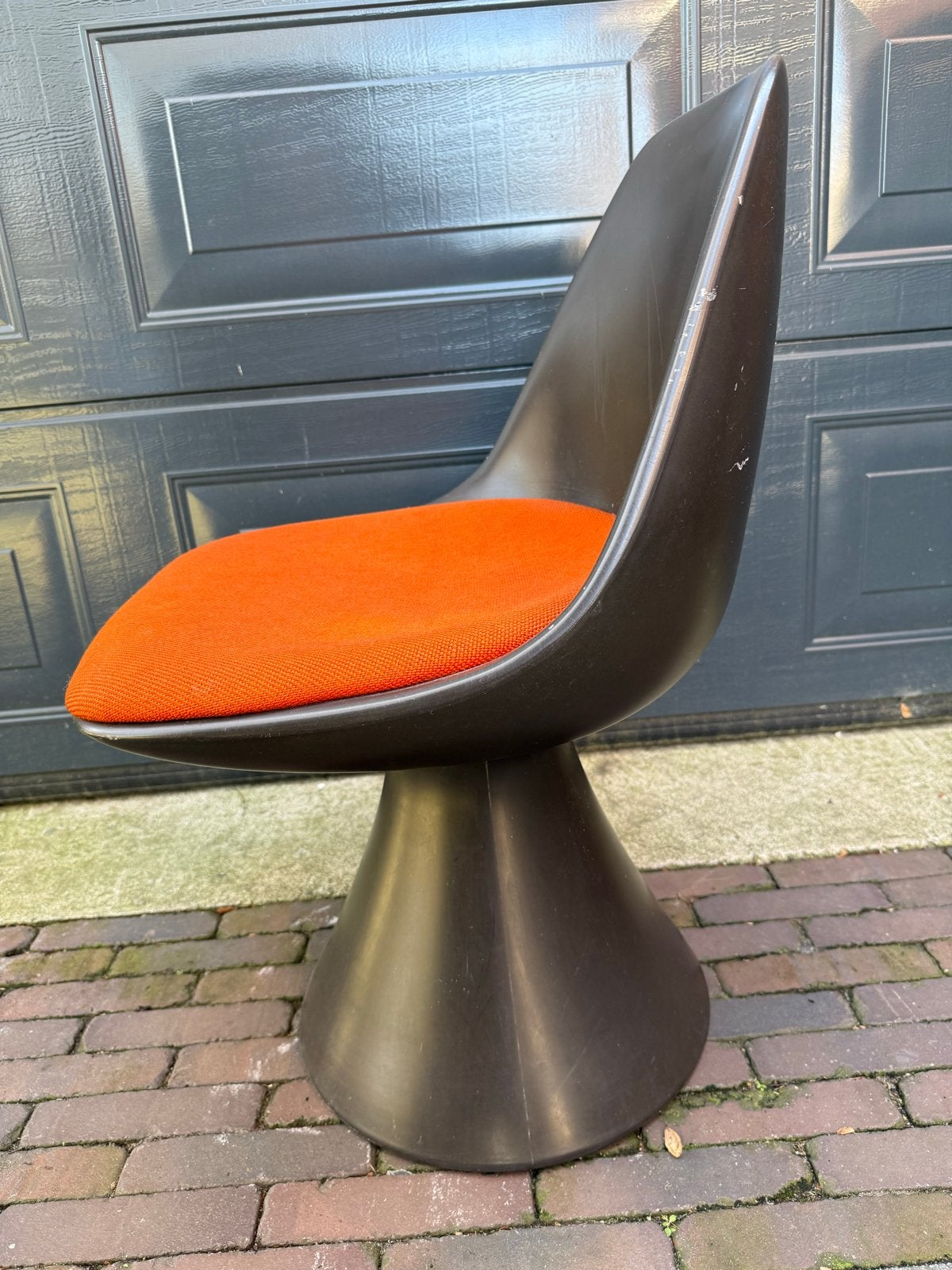 Vintage Arkana Tulip Stoel - Donkerbruin  met Oranje Kussen, Huis en Inrichting, Kunststof, Gebruikt, Bruin, Ophalen of Verzenden
