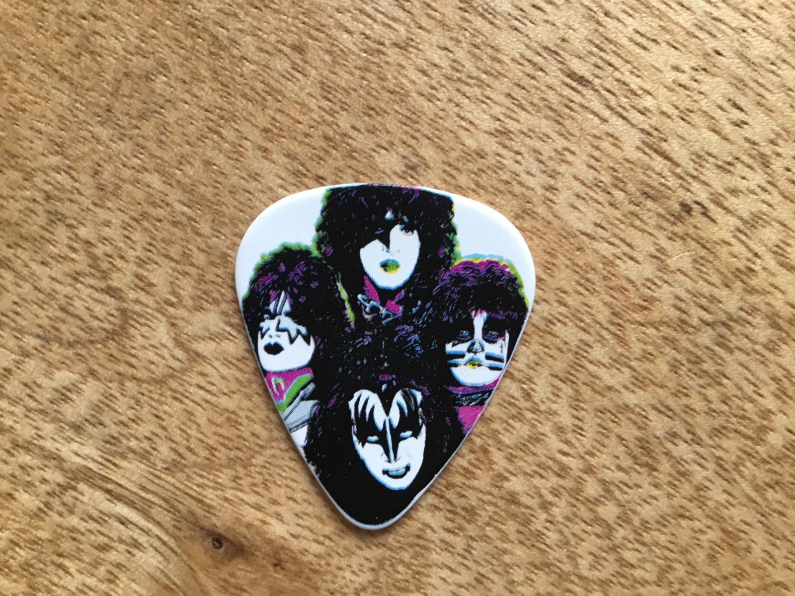 KISS Kruise IX Night 1 gesigneerde plectrum Gene Simmons, Ophalen of Verzenden, Zo goed als nieuw, Elektrische gitaar