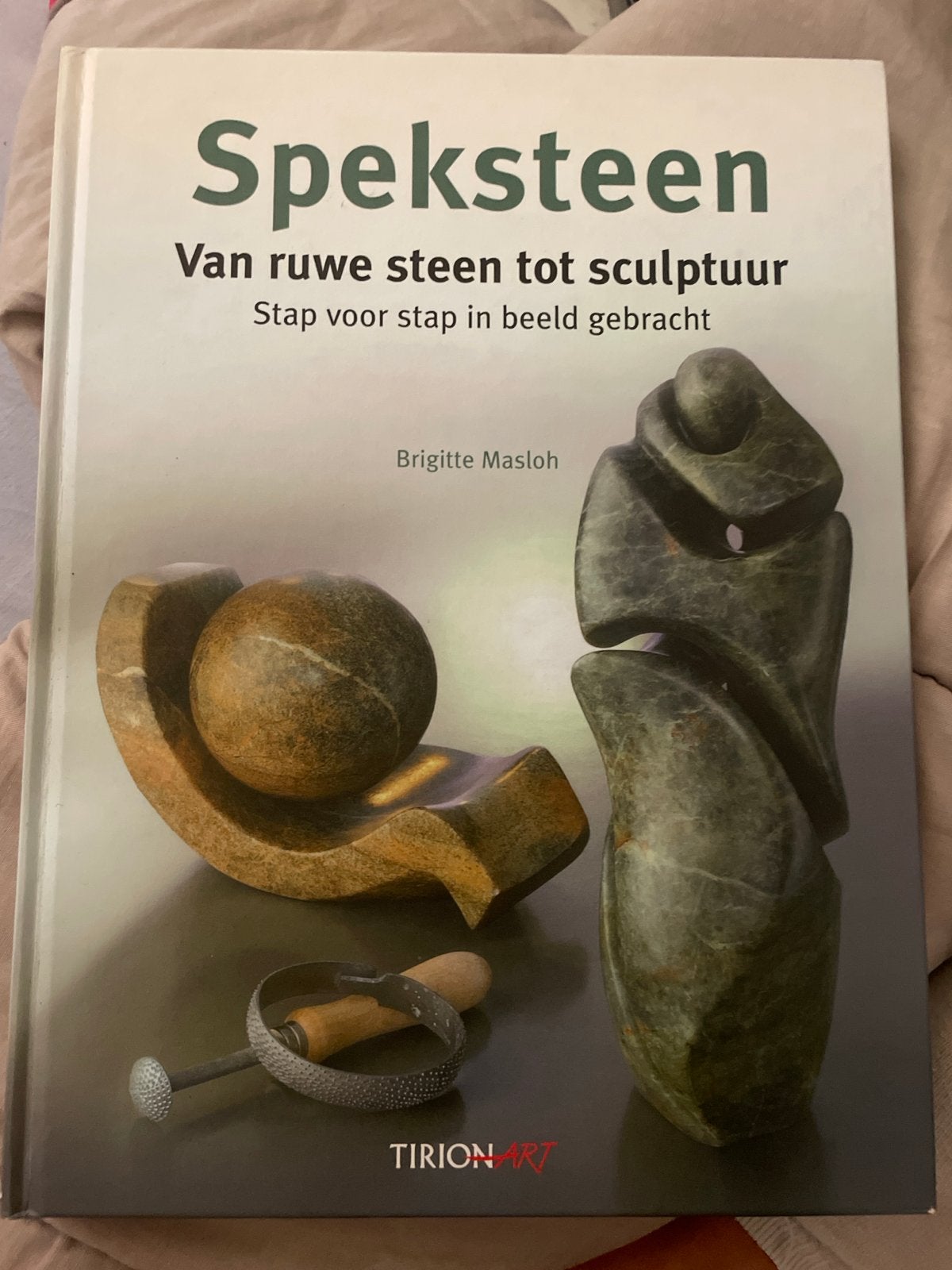 Speksteen: Van ruwe steen tot sculptuur - Brigitte Masloh, Ophalen of Verzenden, Zo goed als nieuw