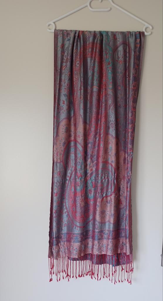 Prachtige sjaal 55 x 180 cm, Kleding | Dames, Mutsen, Sjaals en Handschoenen, Onbekend, Ophalen of Verzenden, Zo goed als nieuw