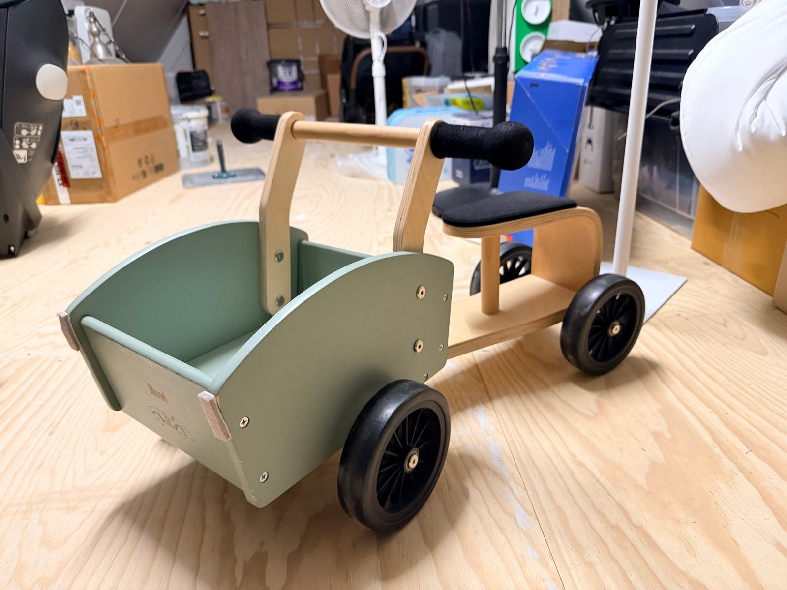 Houten loopfiets/loopauto met bakje - Ravi