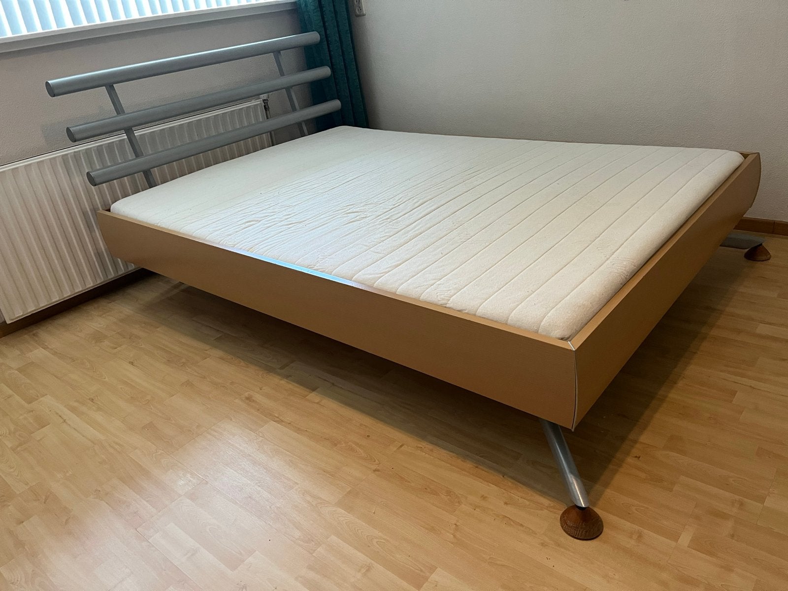 Tweepersoonsbed met lattenbodem en matras, Bruin, Tweepersoons, Zo goed als nieuw, 200 cm