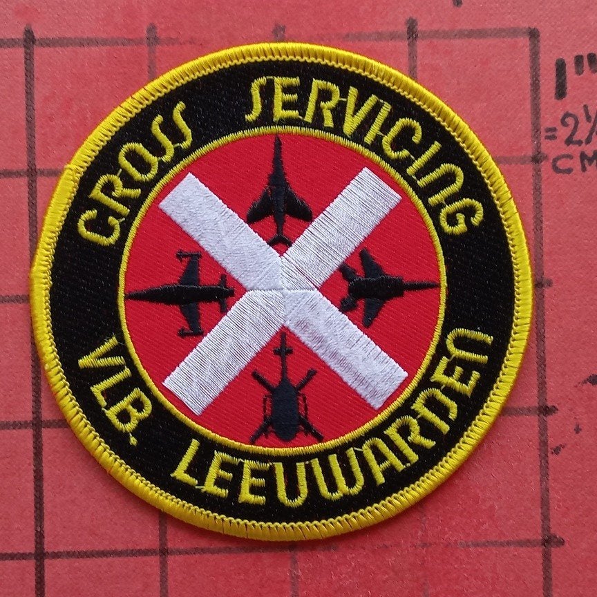 KLU LUCHTMACHT EMBLEEM PATCH LEEUWARDEN CROSS SERVICING, Verzamelen, Ophalen of Verzenden, Luchtmacht, Nederland, Embleem of Badge