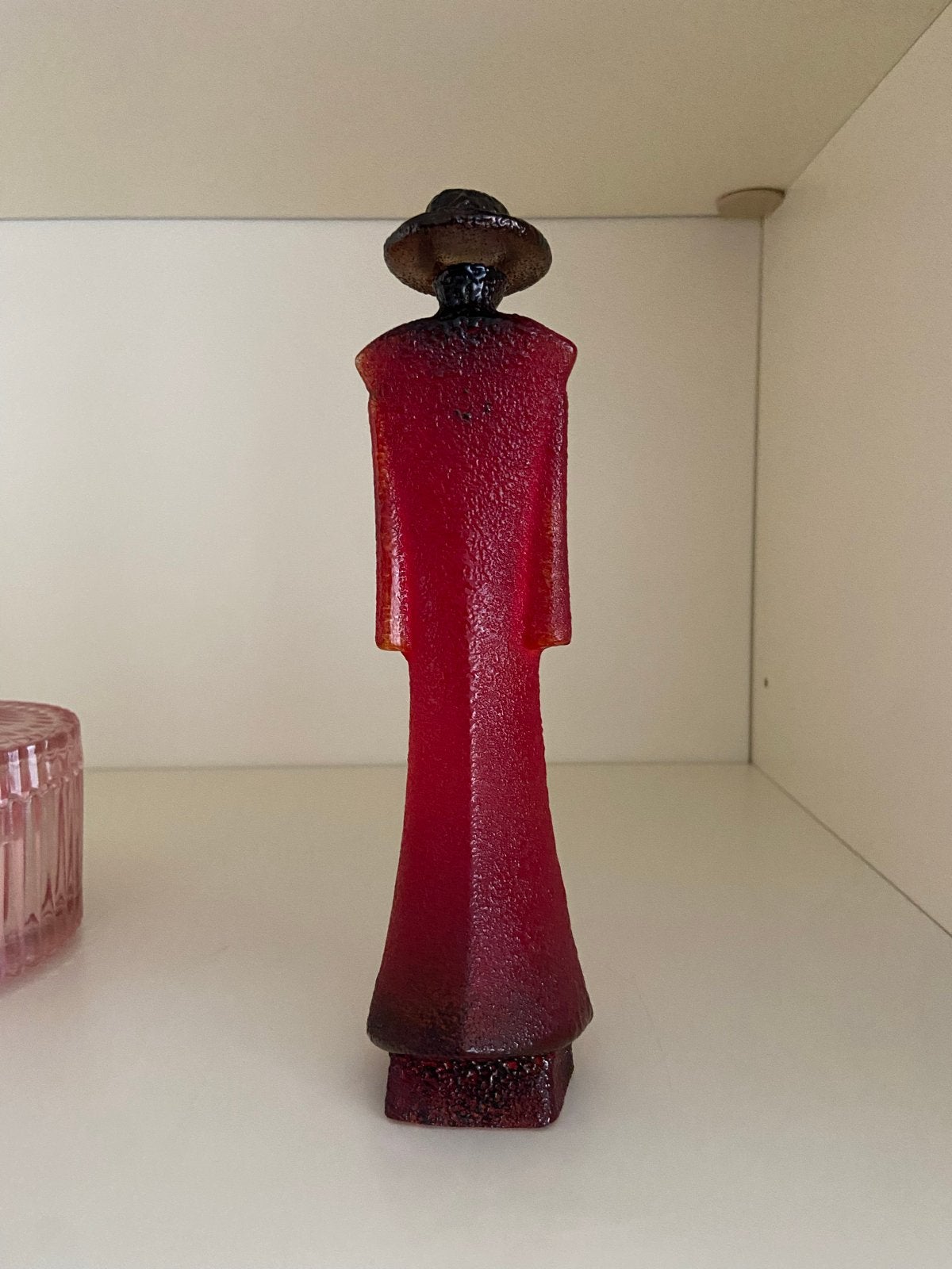 Kosta boda rode glazen man in trenchcoat van Kjell Engman, Glas, Object, Handgemaakt, Ophalen of Verzenden