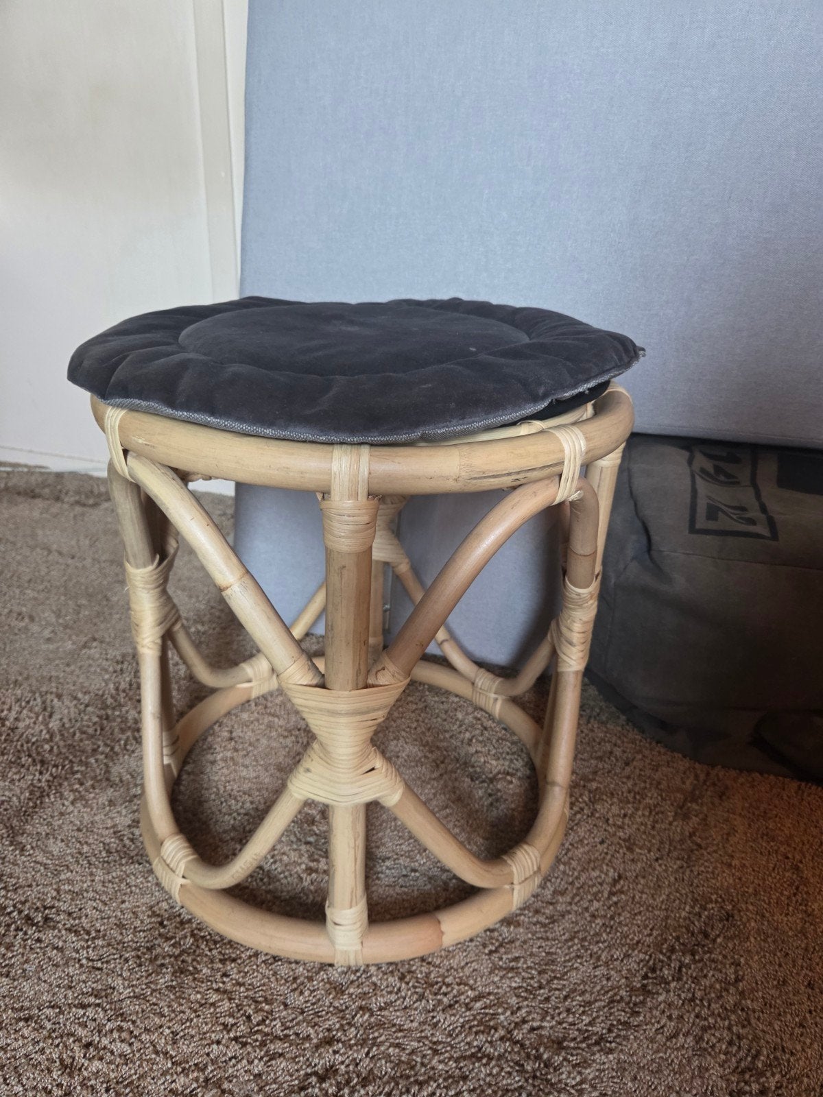 Nieuw rotan krukje met grijs kussen, Ophalen, Minder dan 50 cm, Rond, Nieuw