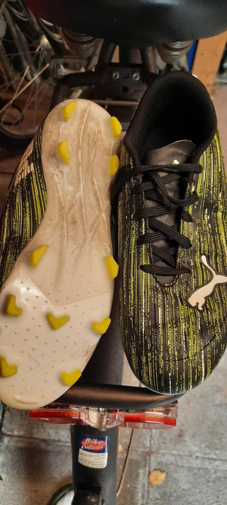 Puma Voetbalschoenen Maat 36 Zwart/Geel, Sport en Fitness, Voetbal, Ophalen of Verzenden, Zo goed als nieuw