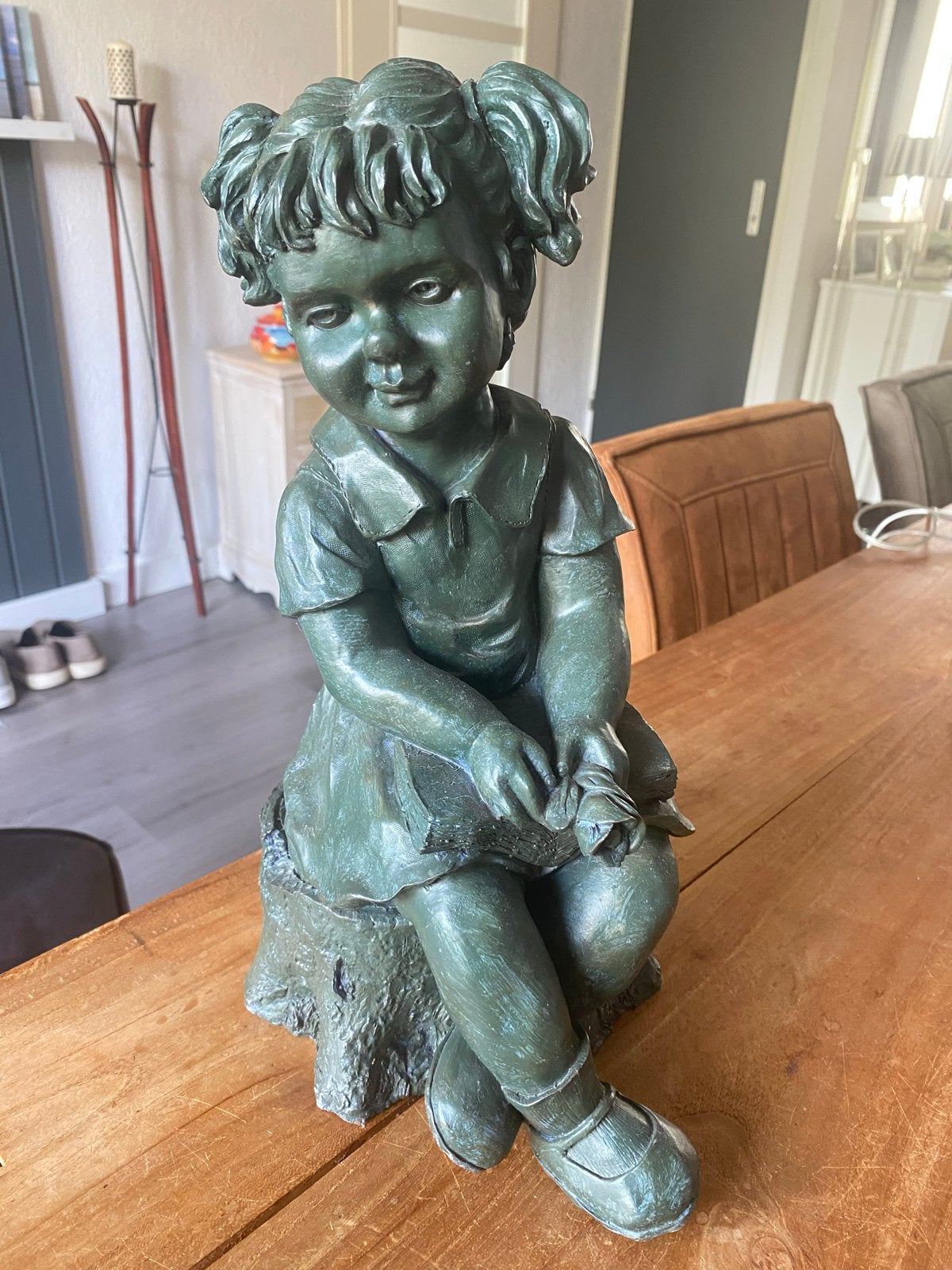 Beeldje van een meisje met staartjes, groen, 36 cm hoog, Ophalen of Verzenden, 20 - 50 cm, Beeld, Groen