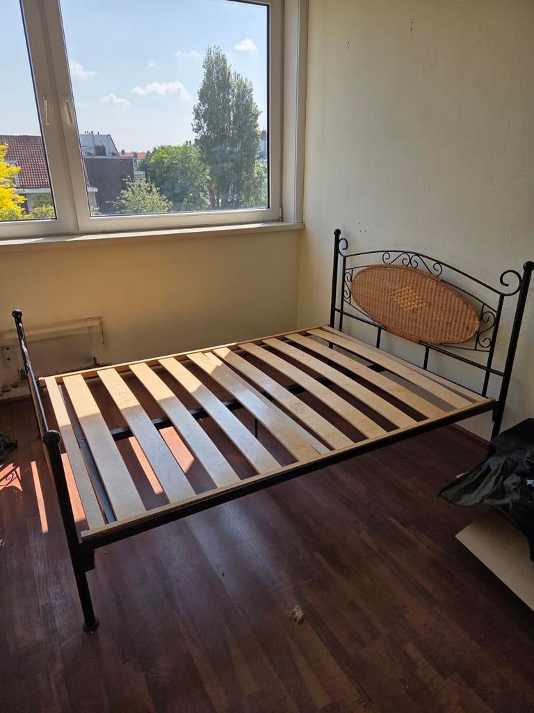 Tweepersoonsbed met metalen frame en rotan details, Huis en Inrichting, Slaapkamer | Bedden, Ophalen, Gebruikt, Klassiek, Rotan