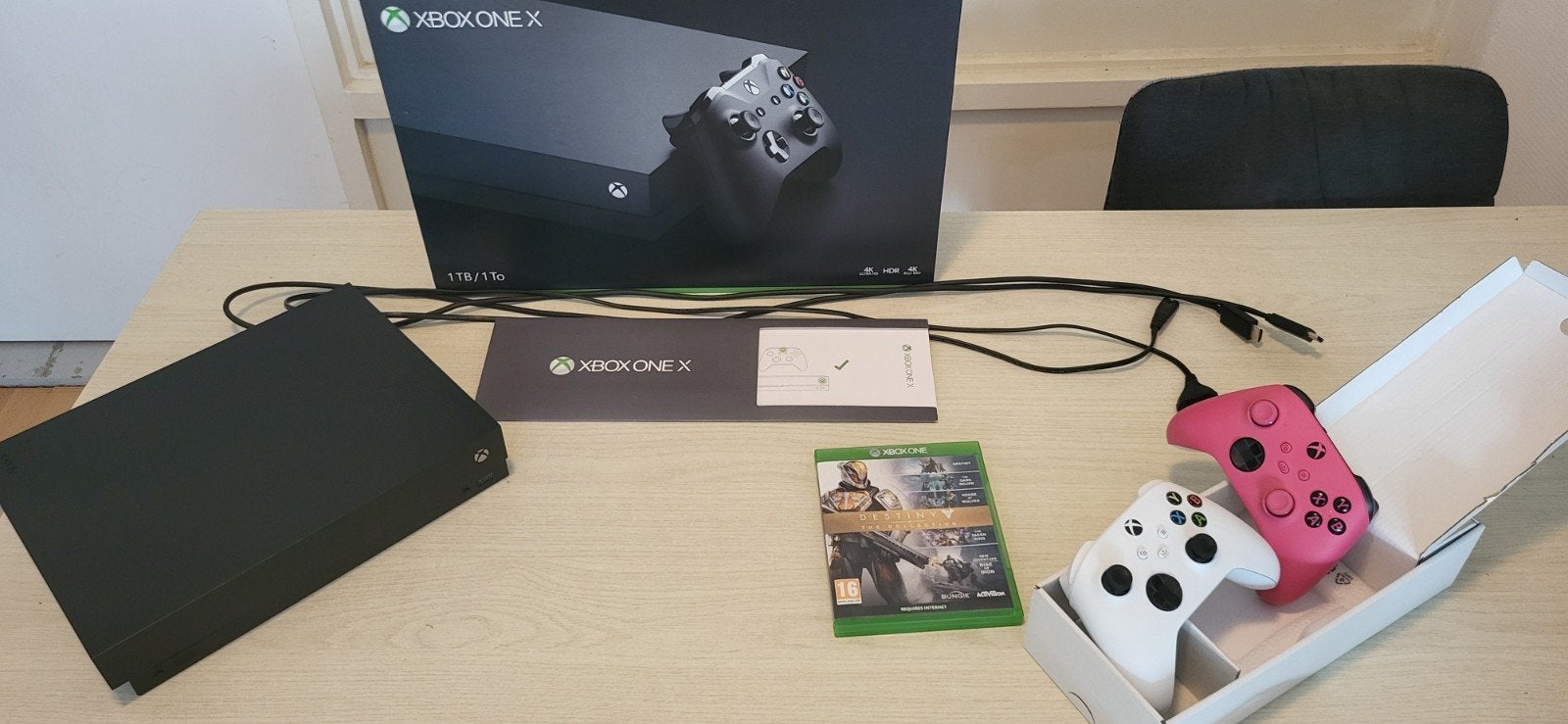 Xbox One X met 2 controllers en Destiny, Met 2 controllers, Ophalen of Verzenden, 1 TB, Xbox One X