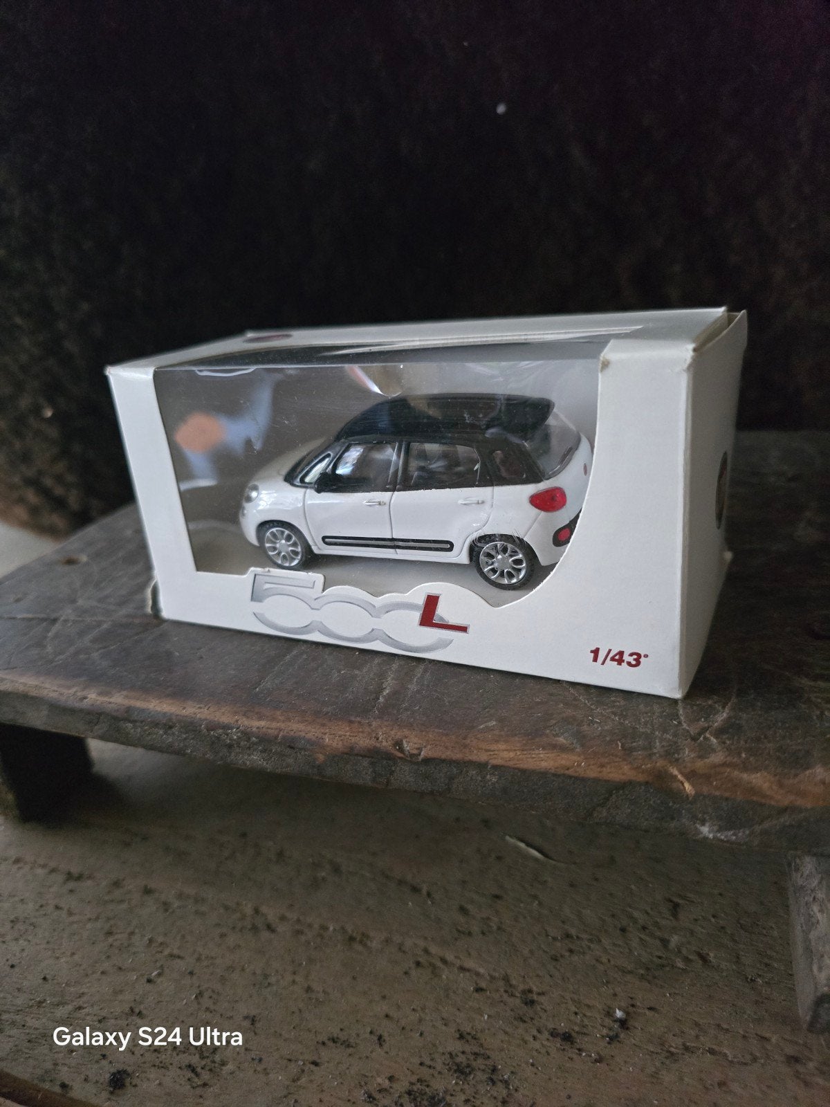 B6 > Fiat 500L met een zwart dak op schaal 1:43., Ophalen of Verzenden