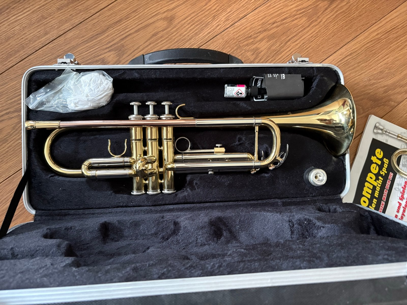 Startone Trompet met koffer en accessoires, Ophalen of Verzenden, Zo goed als nieuw, Bes-trompet, Met koffer