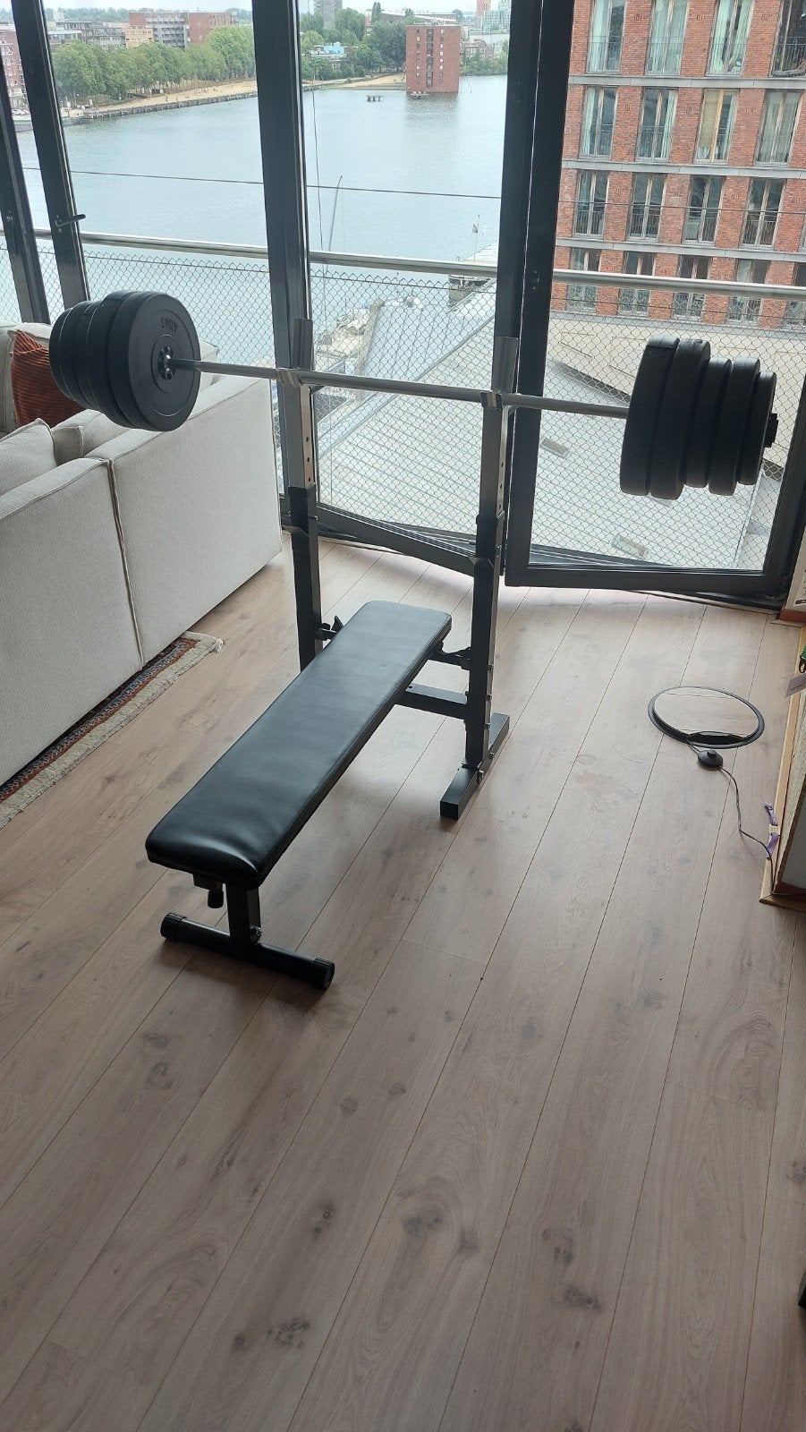 Verstelbare & opklapbare halterbank bench press met stang en, Ophalen, Zo goed als nieuw, Krachtstation