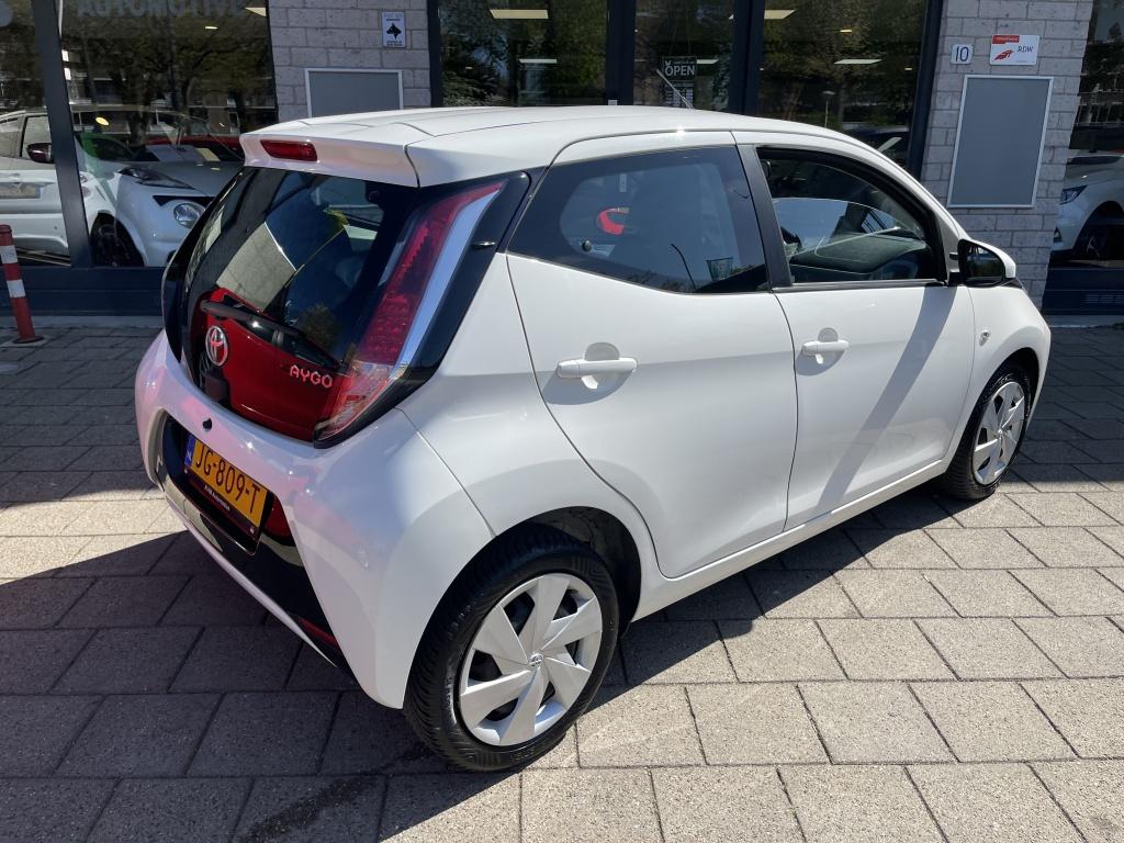 Toyota Aygo 1.0 VVT-i X Play Camera Airco Nieuwe apk Nap, Auto's, Gebruikt, Euro 6, 4 stoelen, Wit