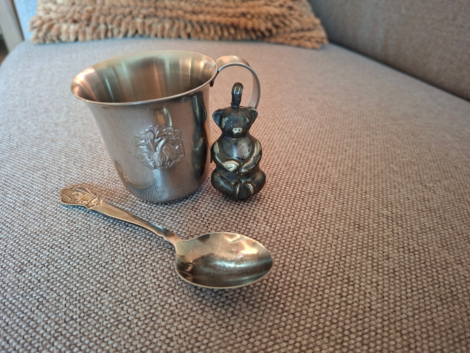Zilverkleurig kinderbekertje, lepeltje en rammelaar, Antiek en Kunst, Ophalen, Zilver