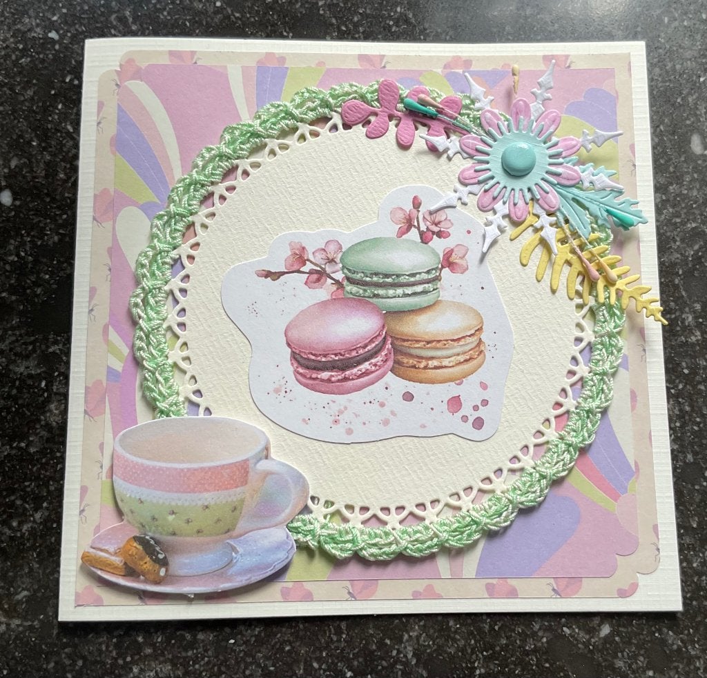 Nr 53 wenskaart met haakwerk Macarons Kopje thee/koffie, Hobby en Vrije tijd, Ophalen of Verzenden, Nieuw, Overige thema's
