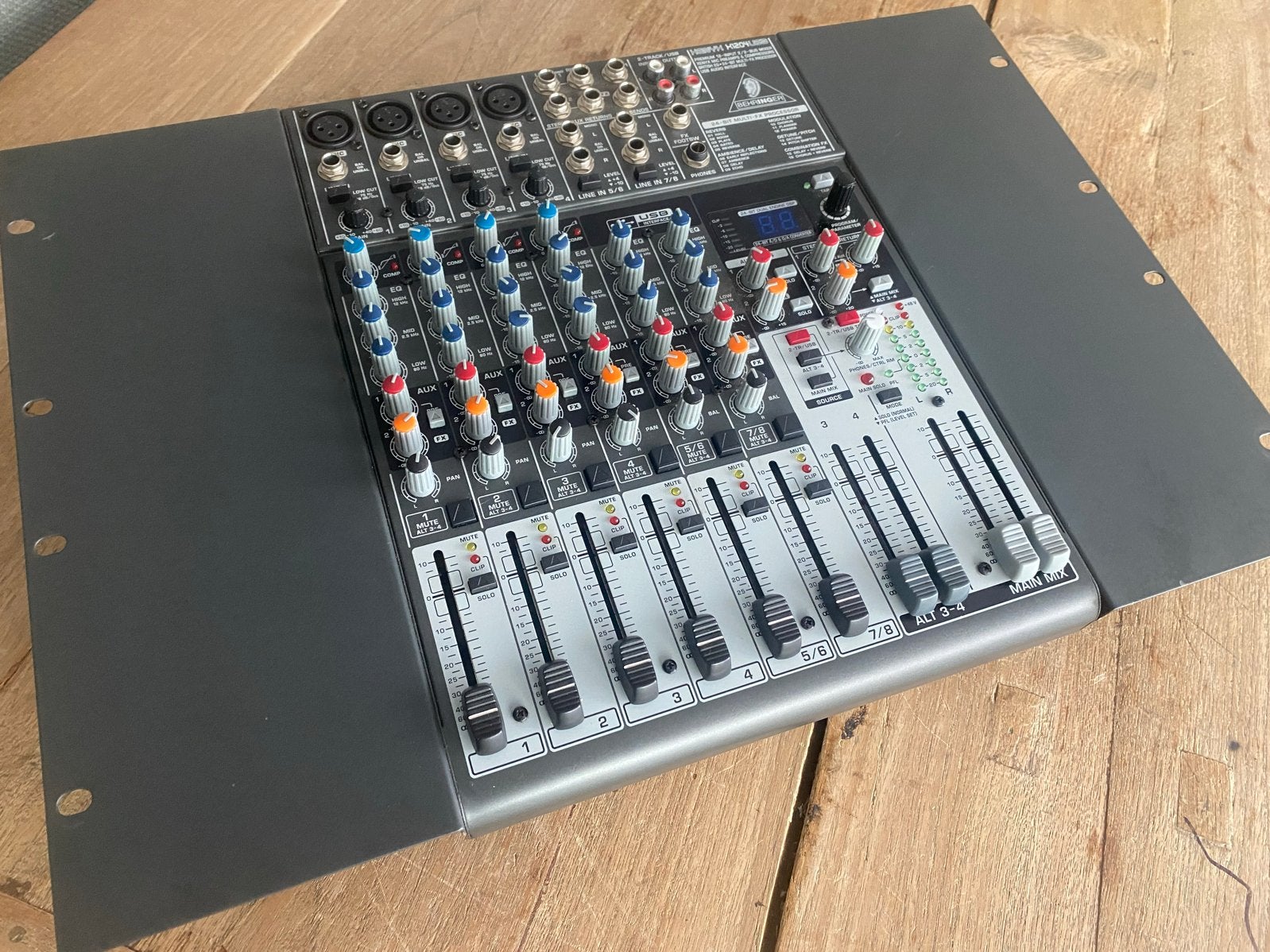 Behringer Xenyx X1204 USB Mixer incl. rackmount (z.g.a.n.), Muziek en Instrumenten, Mengpanelen, Microfooningang, Ophalen of Verzenden
