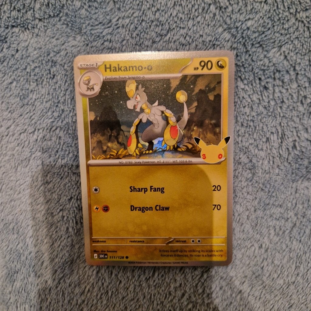 Hakamo-o 111/128 Pokémon 30th Celebration holo, Ophalen of Verzenden, Zo goed als nieuw, Losse kaart, Foil