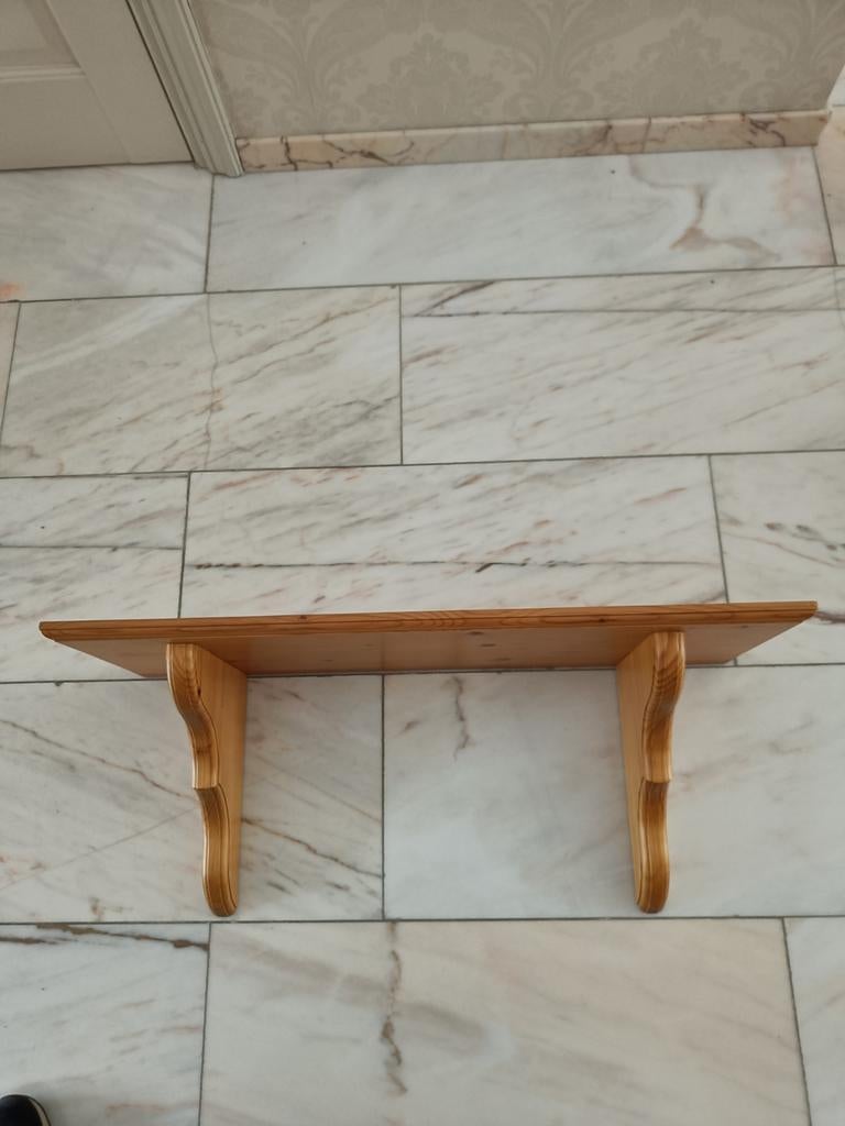 Grenenhouten wandplank met fraaie consoles., Huis en Inrichting, Woonaccessoires | Wandplanken en Boekenplanken, Ophalen of Verzenden