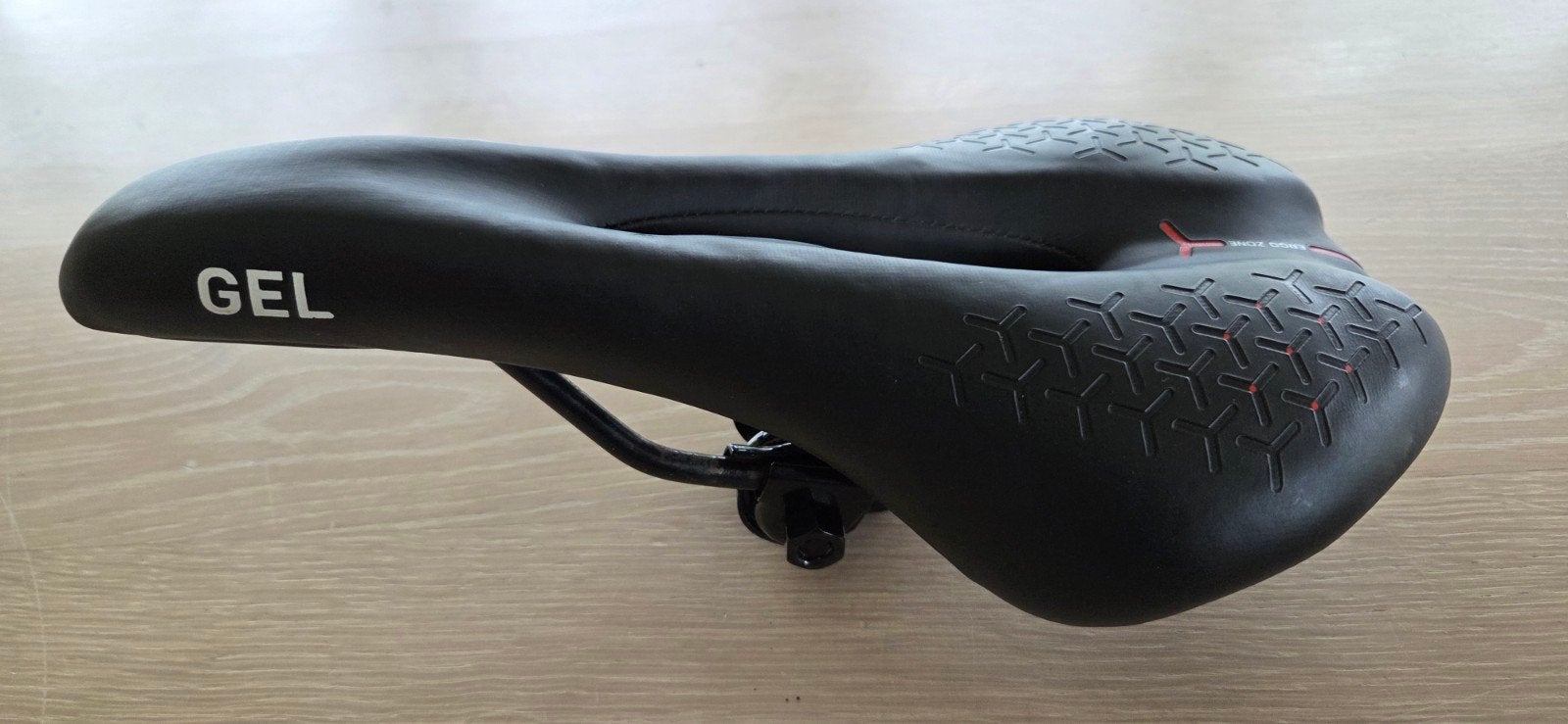 Comfortabel fietszadel met GEL vulling en Ergo Zone, Fietsen en Brommers, Elektrische fiets, Kunststof, Ophalen of Verzenden, Zo goed als nieuw