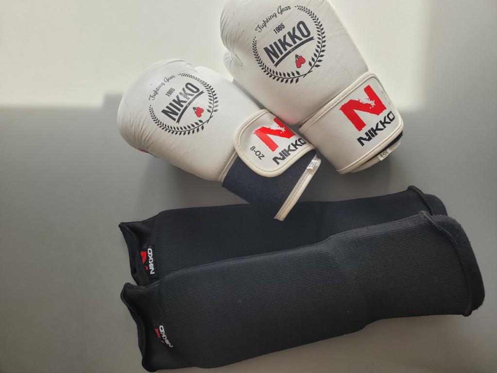 Nikko bokshandschoenen maat 8 wit met scheenbeschermers, Ophalen of Verzenden, Bokshandschoenen