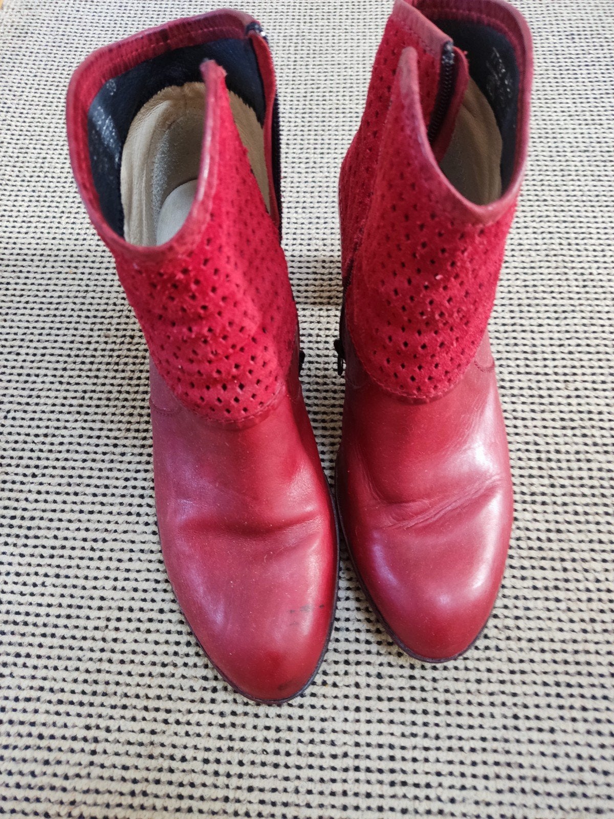 Rode Wolky enkellaarsjes met geperforeerd detail, Kleding | Dames, Schoenen, Volky, Lage of Enkellaarzen, Ophalen of Verzenden