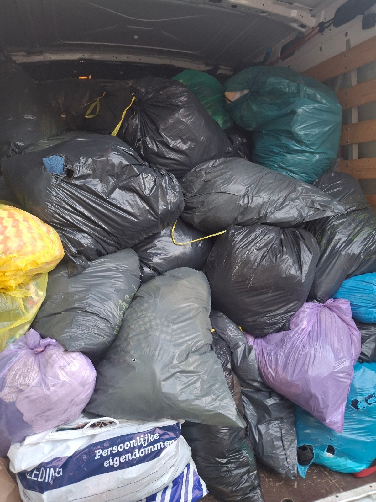 Nieuwe voorraad kleding tweedehands 200 zakken, Ophalen, Zo goed als nieuw, Maat 38/40 (M)