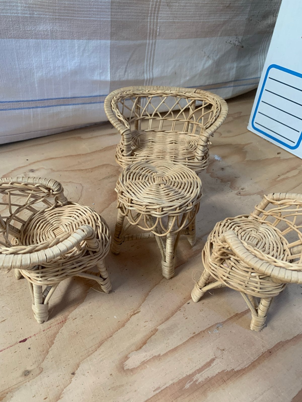 Rotan meubelset voor Barbie of poppen - Zo goed als nieuw, Ophalen of Verzenden, Zo goed als nieuw, Toebehoren